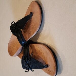 Womens black size 9 Vionic sandals.